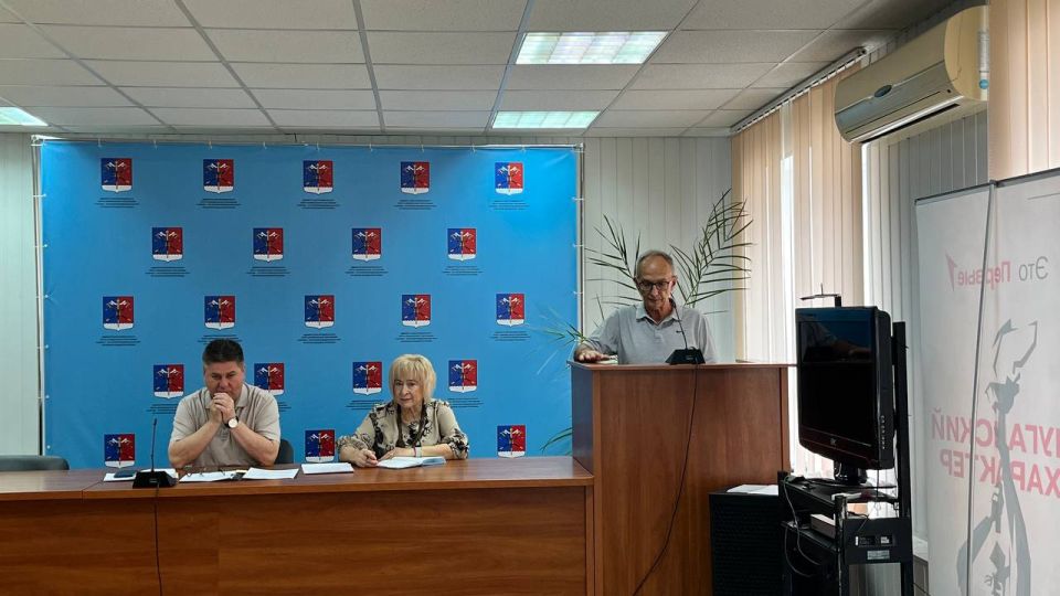 Альберт Зинченко: Сегодня совместно с председателем Совета Станично-Луганского муниципального округа Татьяной Пономаревой провели аппаратное совещание с руководителями структурных подразделений, учреждений и предприятий... Альберт Зинченко: Сегодня совместно с председателем Совета Станично-Луганского муниципального округа Татьяной Пономаревой провели аппаратное совещание с руководителями структурных подразделений, учреждений и предприятий...