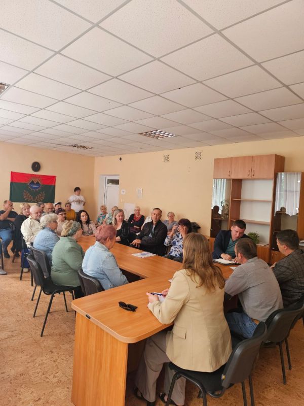 Галина Дуброва: Сегодня вместе с генеральным директором Единого регионального фонда по управлению МКД на территории ЛНР Фогель Александром провели встречу с жителями с.Роскошное Лутугинского муниципального округа Галина Дуброва: Сегодня вместе с генеральным директором Единого регионального фонда по управлению МКД на территории ЛНР Фогель Александром провели встречу с жителями с.Роскошное Лутугинского муниципального округа