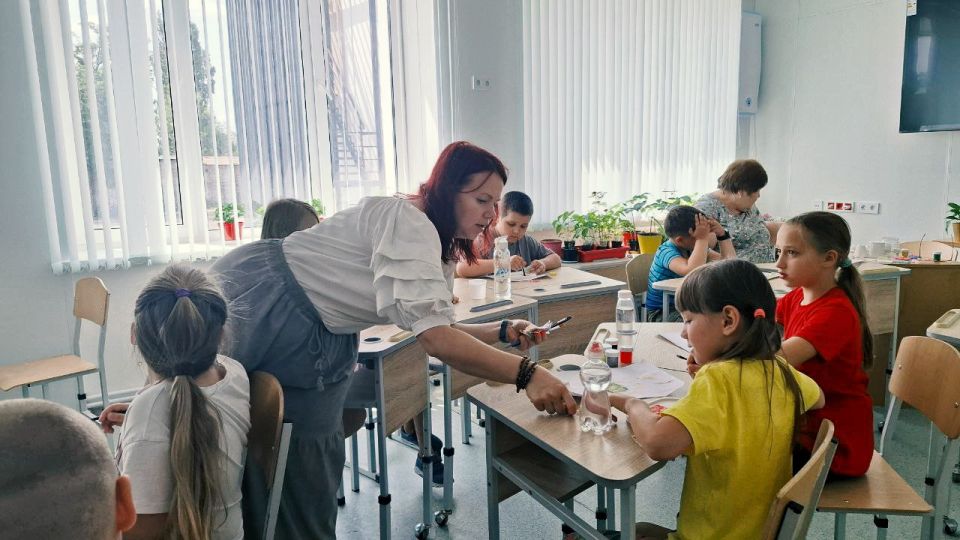 Яркие эмоции. На днях в Северодонецком городском центре патриотического воспитания, туризма и краеведения произошло что-то особенное! Нашу летнюю досуговую площадку «Формула успеха» посетила талантливая мастерица Юлия... Яркие эмоции. На днях в Северодонецком городском центре патриотического воспитания, туризма и краеведения произошло что-то особенное! Нашу летнюю досуговую площадку «Формула успеха» посетила талантливая мастерица Юлия...