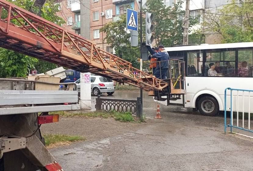 В Алчевске на перекрестке улиц Ленина - Гагарина выполняются монтажные работы по установке нового светофорного объекта В Алчевске на перекрестке улиц Ленина - Гагарина выполняются монтажные работы по установке нового светофорного объекта