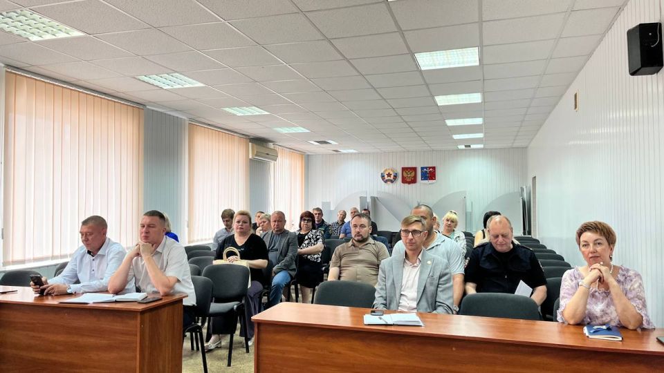 Альберт Зинченко: Сегодня провел заседание комиссии по предупреждению и ликвидации чрезвычайных ситуаций и обеспечению пожарной безопасности Станично-Луганского МО ЛНР Альберт Зинченко: Сегодня провел заседание комиссии по предупреждению и ликвидации чрезвычайных ситуаций и обеспечению пожарной безопасности Станично-Луганского МО ЛНР