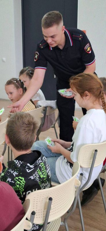 Сотрудники управления Госавтоинспекции Луганской Народной Республики провели увлекательное занятие для детворы Сотрудники управления Госавтоинспекции Луганской Народной Республики провели увлекательное занятие для детворы