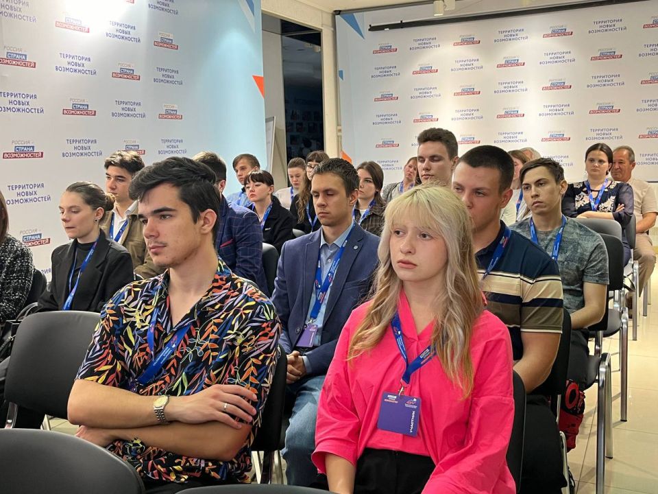 В ЛНР прошла встреча представителей Минздрава ЛНР со студентами ЛГМУ им.Свт.Луки Минздрава России и медиками лечебных учреждений г.Луганска В ЛНР прошла встреча представителей Минздрава ЛНР со студентами ЛГМУ им.Свт.Луки Минздрава России и медиками лечебных учреждений г.Луганска
