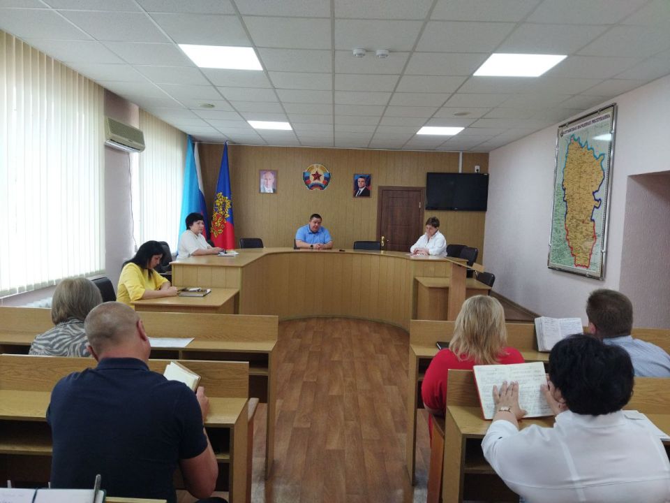 Глава городского округа город Ровеньки Андрей Рубанцов понедельник начал с традиционного рабочего совещания, в котором приняли участие руководители управлений администрации и структурных подразделений Глава городского округа город Ровеньки Андрей Рубанцов понедельник начал с традиционного рабочего совещания, в котором приняли участие руководители управлений администрации и структурных подразделений