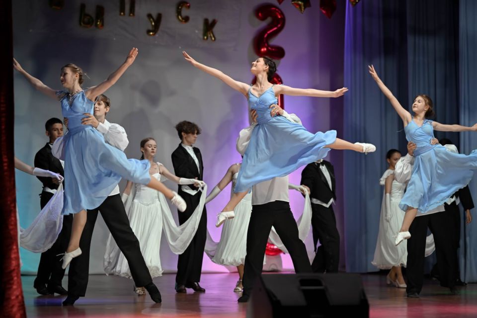 В Большом зале Дворца культуры города Счастье состоялось торжественное вручение свидетельств об окончании Детской школы искусств № 5 города Счастье» В Большом зале Дворца культуры города Счастье состоялось торжественное вручение свидетельств об окончании Детской школы искусств № 5 города Счастье»