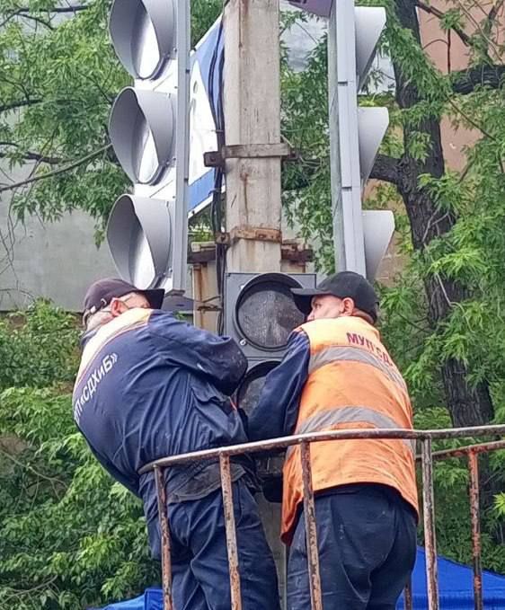 В Алчевске на перекрестке улиц Ленина - Гагарина выполняются монтажные работы по установке нового светофорного объекта В Алчевске на перекрестке улиц Ленина - Гагарина выполняются монтажные работы по установке нового светофорного объекта