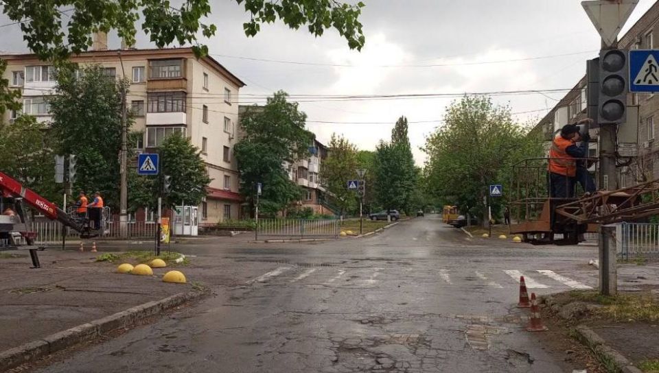 В Алчевске на перекрестке улиц Ленина - Гагарина выполняются монтажные работы по установке нового светофорного объекта В Алчевске на перекрестке улиц Ленина - Гагарина выполняются монтажные работы по установке нового светофорного объекта