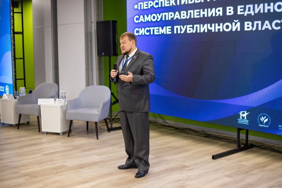 Руководитель Администрации Главы ЛНР Алексей Самойлов принял участие в стратегической сессии «Перспективы развития местного самоуправления в единой системе публичной власти», которая в состоялась в Луганске Руководитель Администрации Главы ЛНР Алексей Самойлов принял участие в стратегической сессии «Перспективы развития местного самоуправления в единой системе публичной власти», которая в состоялась в Луганске