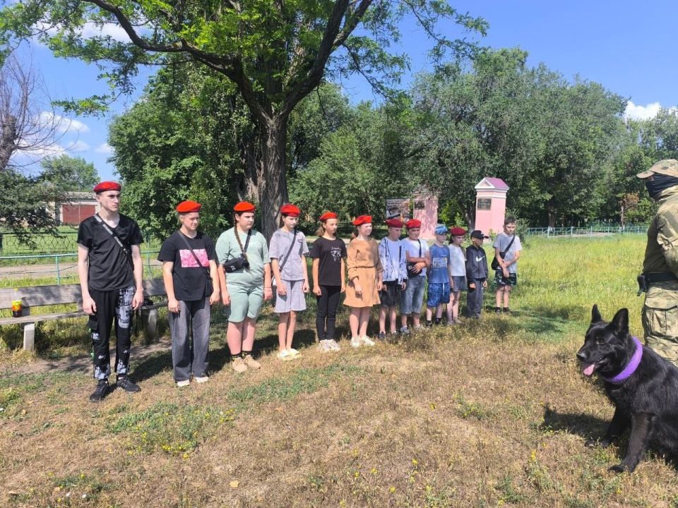 Сегодня для юнармейцев отряда "Патриот" ГБОУ ЛНР "Новодеркульская средняя школа имени А.В. Пастухова" гостями стали сотрудники Росгвардии Сегодня для юнармейцев отряда "Патриот" ГБОУ ЛНР "Новодеркульская средняя школа имени А.В. Пастухова" гостями стали сотрудники Росгвардии