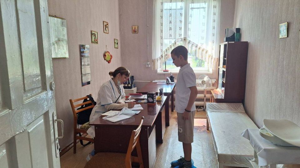 Врачи Свердловской городской детской больницы провели профилактический осмотр детей пгт.Калиниский Врачи Свердловской городской детской больницы провели профилактический осмотр детей пгт.Калиниский
