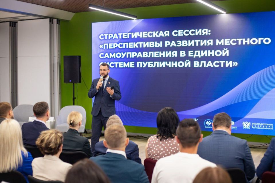 Руководитель Администрации Главы ЛНР Алексей Самойлов принял участие в стратегической сессии «Перспективы развития местного самоуправления в единой системе публичной власти», которая в состоялась в Луганске Руководитель Администрации Главы ЛНР Алексей Самойлов принял участие в стратегической сессии «Перспективы развития местного самоуправления в единой системе публичной власти», которая в состоялась в Луганске
