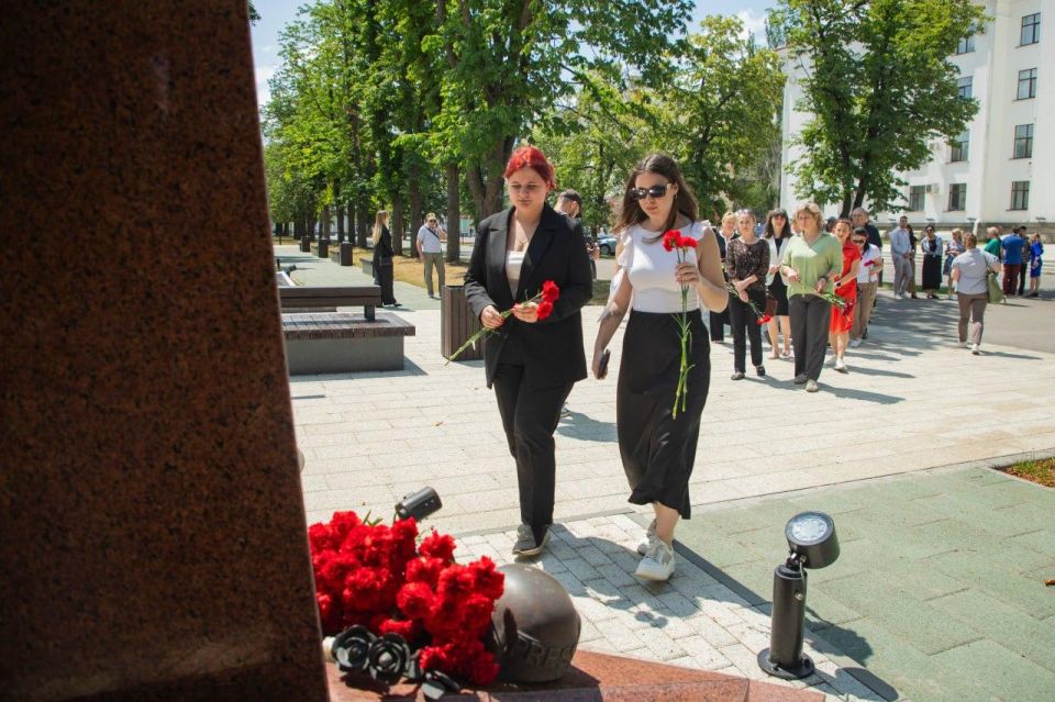 Общественники Луганска и представители СМИ в 11-ю годовщину со дня трагической гибели российских журналистов Всероссийской государственной телевизионной и радиовещательной компании (ВГТРК) Игоря Корнелюка и Антона Волошина... Общественники Луганска и представители СМИ в 11-ю годовщину со дня трагической гибели российских журналистов Всероссийской государственной телевизионной и радиовещательной компании (ВГТРК) Игоря Корнелюка и Антона Волошина...
