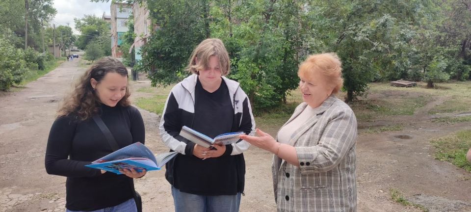 Лето – прекрасная пора для тех, кто не только любит общаться с природой, внимательно наблюдать за ней, умеет видеть необычное в самых обыкновенных вещах, и тех, кто любит книги Лето – прекрасная пора для тех, кто не только любит общаться с природой, внимательно наблюдать за ней, умеет видеть необычное в самых обыкновенных вещах, и тех, кто любит книги