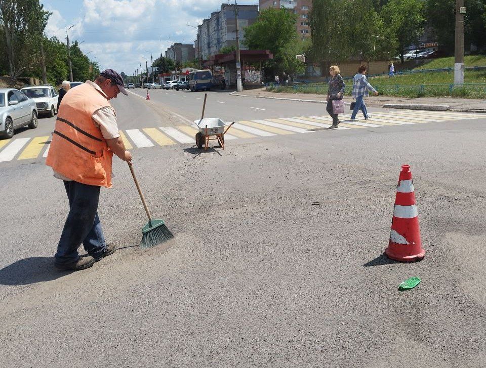 Коммунальные службы проводят работы на территории города Коммунальные службы проводят работы на территории города