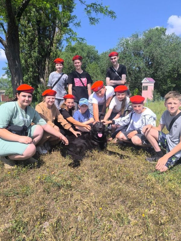 Сегодня для юнармейцев отряда "Патриот" ГБОУ ЛНР "Новодеркульская средняя школа имени А.В. Пастухова" гостями стали сотрудники Росгвардии Сегодня для юнармейцев отряда "Патриот" ГБОУ ЛНР "Новодеркульская средняя школа имени А.В. Пастухова" гостями стали сотрудники Росгвардии