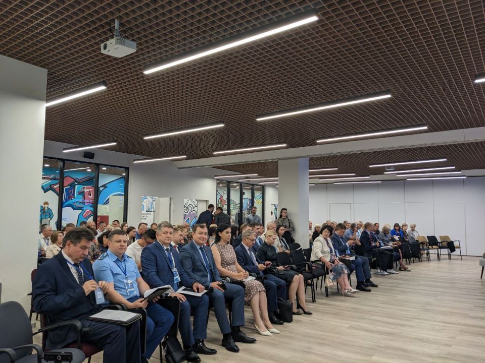 Сегодня в Луганске в Доме молодежи прошла стратегическая сессия, посвященная перспективам развития местного самоуправления в рамках единой системы публичной власти Сегодня в Луганске в Доме молодежи прошла стратегическая сессия, посвященная перспективам развития местного самоуправления в рамках единой системы публичной власти