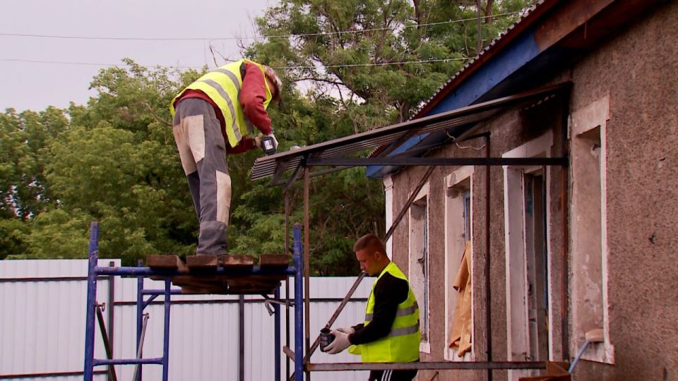 Тюменские строители пришли на помощь жителям пгт Краснодон, дома и ограждения которых пострадали от прилёта ракет, выпущенных военными ВСУ 1 июня Тюменские строители пришли на помощь жителям пгт Краснодон, дома и ограждения которых пострадали от прилёта ракет, выпущенных военными ВСУ 1 июня