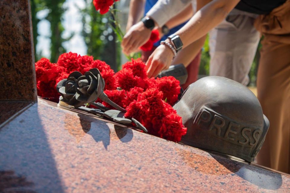 Общественники Луганска и представители СМИ в 11-ю годовщину со дня трагической гибели российских журналистов Всероссийской государственной телевизионной и радиовещательной компании (ВГТРК) Игоря Корнелюка и Антона Волошина... Общественники Луганска и представители СМИ в 11-ю годовщину со дня трагической гибели российских журналистов Всероссийской государственной телевизионной и радиовещательной компании (ВГТРК) Игоря Корнелюка и Антона Волошина...