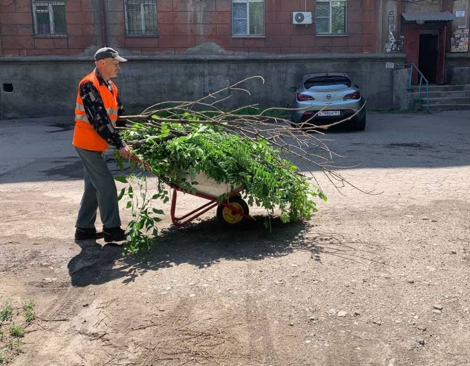 Коммунальные службы проводят работы на территории города Коммунальные службы проводят работы на территории города