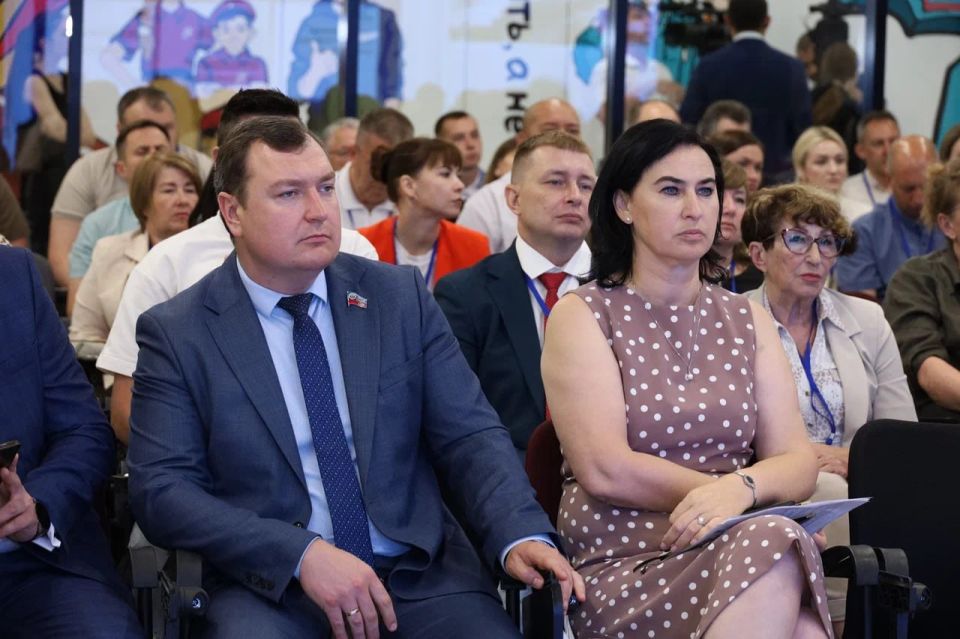 Сегодня в Луганске в Доме молодежи прошла стратегическая сессия, посвященная перспективам развития местного самоуправления в рамках единой системы публичной власти Сегодня в Луганске в Доме молодежи прошла стратегическая сессия, посвященная перспективам развития местного самоуправления в рамках единой системы публичной власти