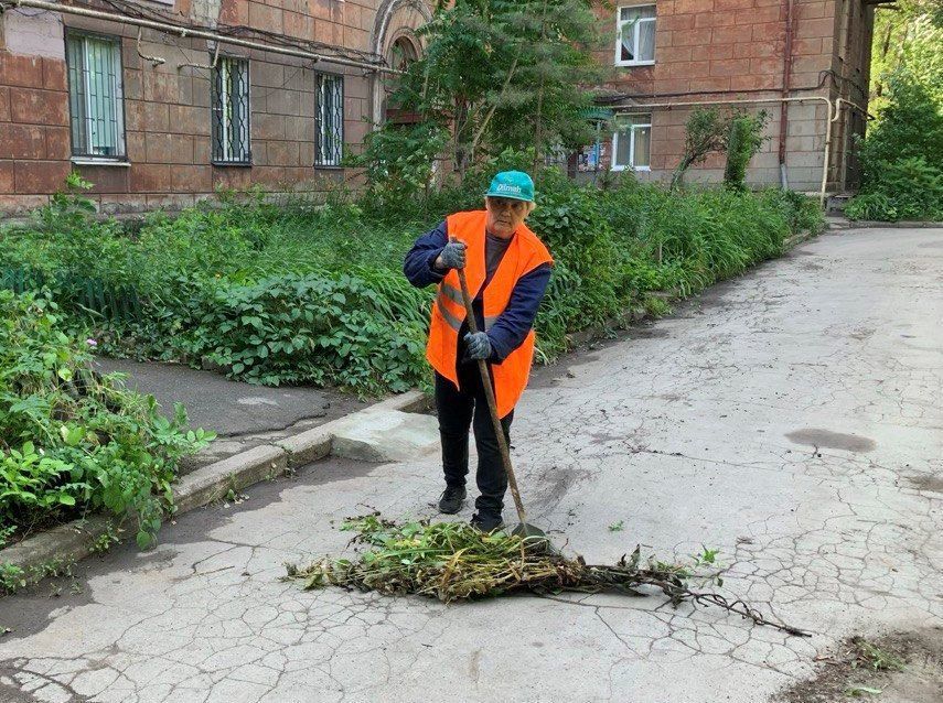 Коммунальные службы проводят работы на территории города Коммунальные службы проводят работы на территории города