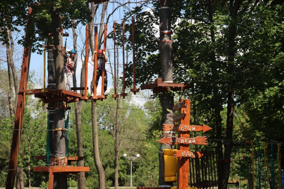 В Луганске единороссы провели тренировку для детей в веревочном парке «Дитя джунглей» В Луганске единороссы провели тренировку для детей в веревочном парке «Дитя джунглей»