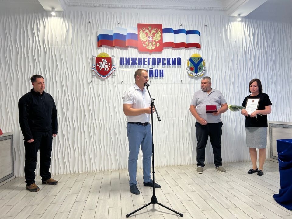 Родителям погибшего журналиста "Известий" Александра Федорчака вручили орден Мужества Родителям погибшего журналиста "Известий" Александра Федорчака вручили орден Мужества