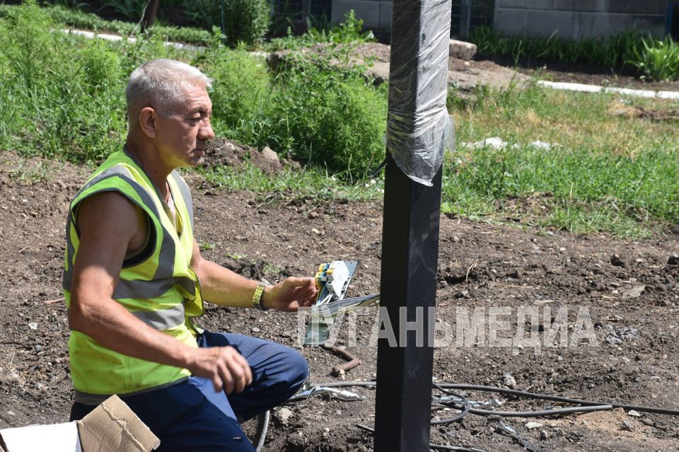 В Ровеньках продолжаются работы по проекту «Каштановая аллея» В Ровеньках продолжаются работы по проекту «Каштановая аллея»