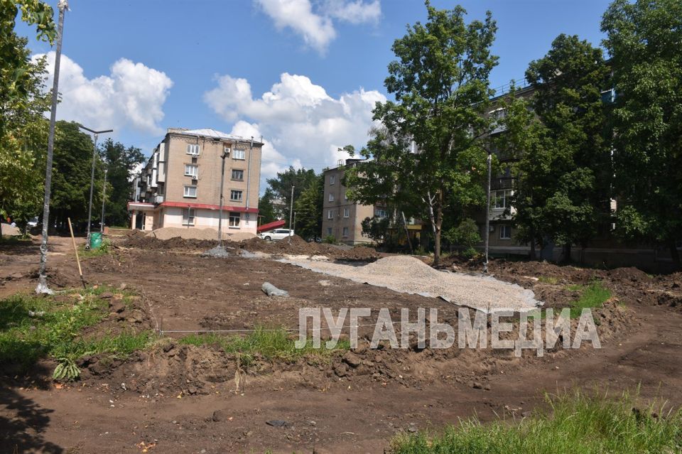 В Ровеньках продолжаются работы по проекту «Каштановая аллея» В Ровеньках продолжаются работы по проекту «Каштановая аллея»