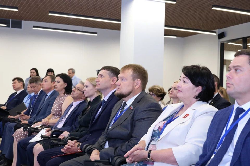 Сегодня в Луганске в Доме молодежи прошла стратегическая сессия, посвященная перспективам развития местного самоуправления в рамках единой системы публичной власти Сегодня в Луганске в Доме молодежи прошла стратегическая сессия, посвященная перспективам развития местного самоуправления в рамках единой системы публичной власти