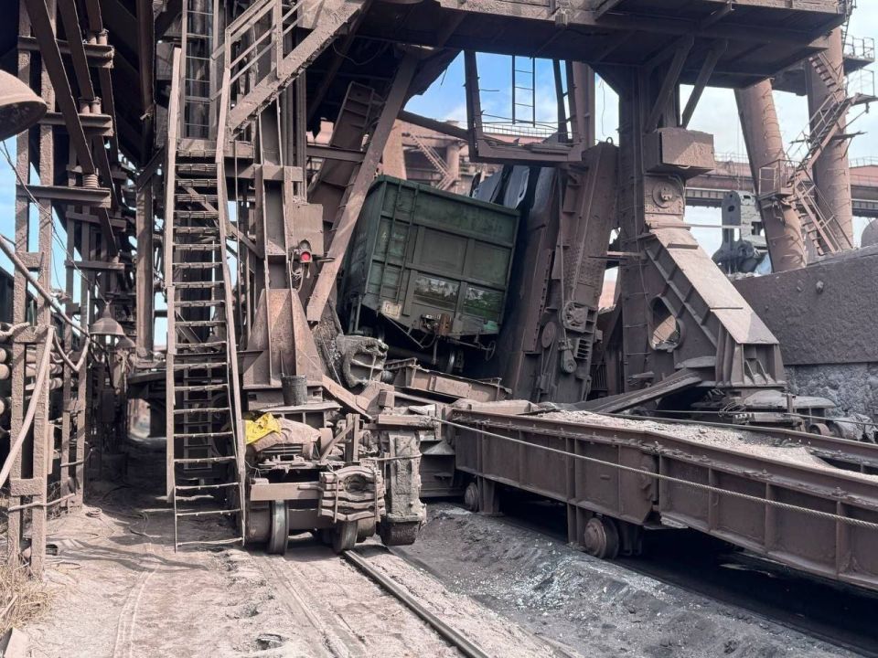 В доменном цехе Алчевского металлургического комбината завершен капитальный ремонт вагоноопрокидывателя, сообщили в Южном горно-металлургическом комплексе, в состав которого входит предприятие В доменном цехе Алчевского металлургического комбината завершен капитальный ремонт вагоноопрокидывателя, сообщили в Южном горно-металлургическом комплексе, в состав которого входит предприятие