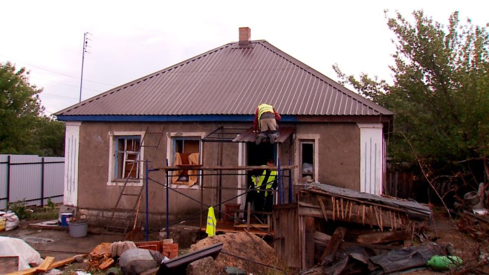 Тюменские строители пришли на помощь жителям пгт Краснодон, дома и ограждения которых пострадали от прилёта ракет, выпущенных военными ВСУ 1 июня Тюменские строители пришли на помощь жителям пгт Краснодон, дома и ограждения которых пострадали от прилёта ракет, выпущенных военными ВСУ 1 июня