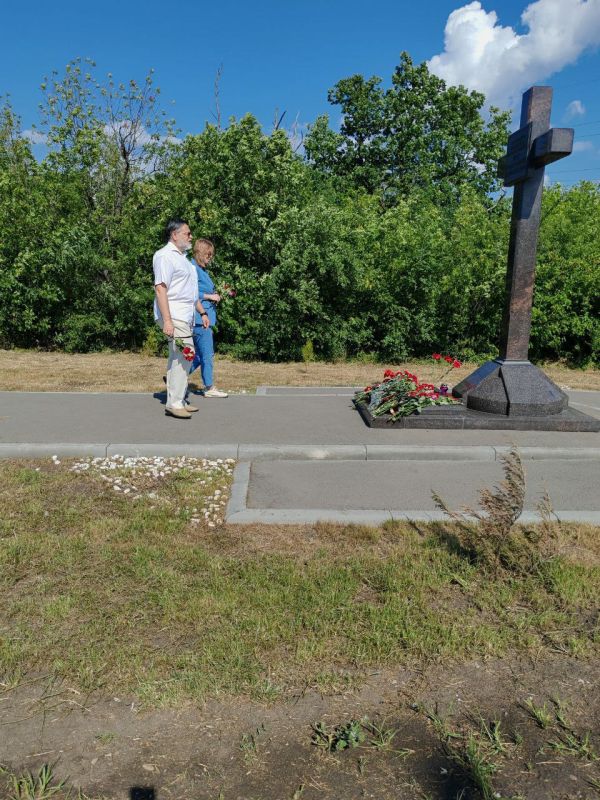 Владислав Дейнего: Сегодня с супругой почтили память журналистов ВГТРК Игоря Корнелюка и Антона Волошина у памятного креста, установленного на месте их трагической гибели близ посёлка Металлист под Луганском Владислав Дейнего: Сегодня с супругой почтили память журналистов ВГТРК Игоря Корнелюка и Антона Волошина у памятного креста, установленного на месте их трагической гибели близ посёлка Металлист под Луганском