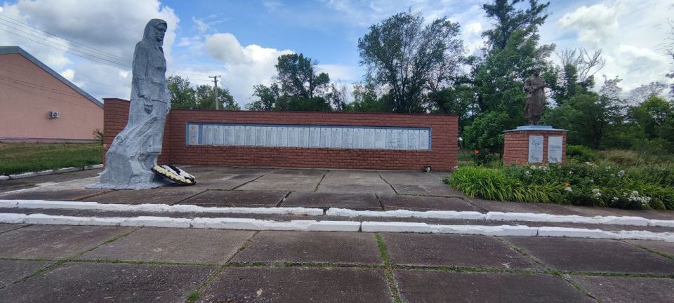 Работники Новороссошанского СДК совместно с представителями Росгвардии провели трогательную и значимую акцию "Помним и чтим" на Братской могиле, посвященную Дню начала Великой Отечественной войны Работники Новороссошанского СДК совместно с представителями Росгвардии провели трогательную и значимую акцию "Помним и чтим" на Братской могиле, посвященную Дню начала Великой Отечественной войны