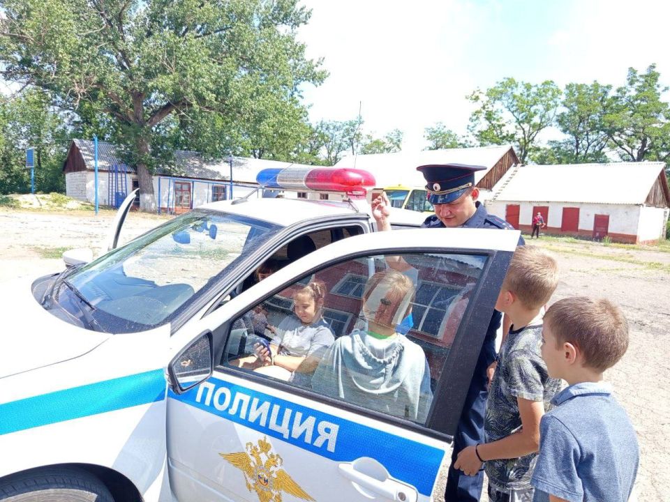 Сотрудники Госавтоинспекции ОМВД России "Перевальский" провели профилактическую беседу с детьми Сотрудники Госавтоинспекции ОМВД России "Перевальский" провели профилактическую беседу с детьми
