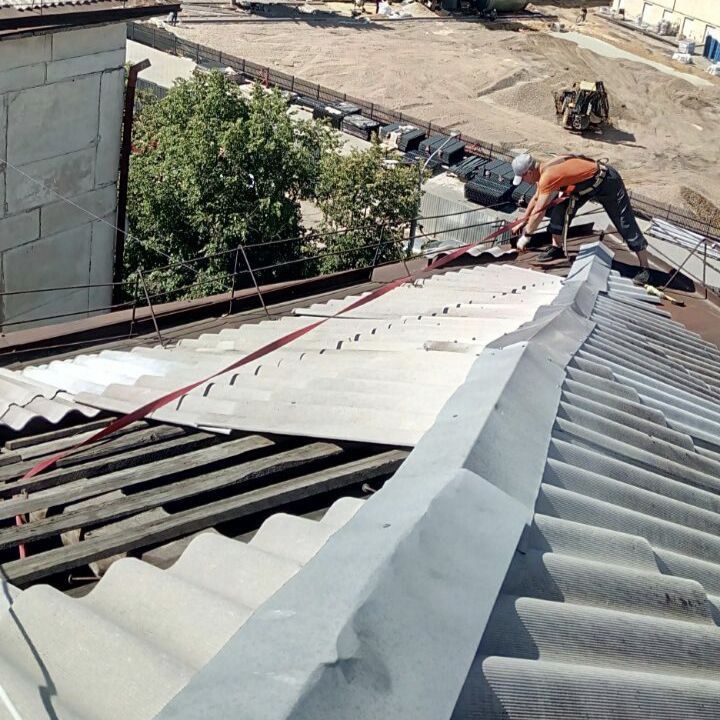 Единая управляющая компания провела текущий ремонт свыше 5 тысяч квадратных метров кровель в 155 многоквартирных домах региона