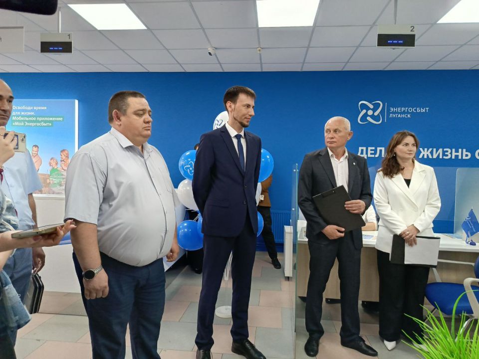 В Ровеньках «ЭнергосбытЛуганск» открыл современный центр обслуживания клиентов В Ровеньках «ЭнергосбытЛуганск» открыл современный центр обслуживания клиентов