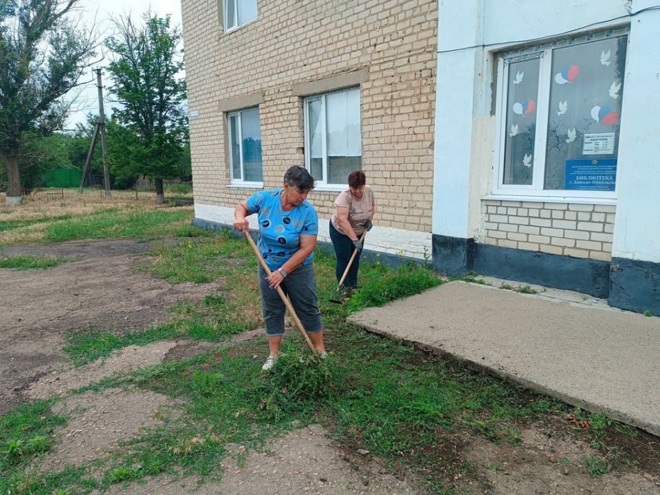 Субботник по благоустройству территории в селе Давыдо-Никольское Субботник по благоустройству территории в селе Давыдо-Никольское