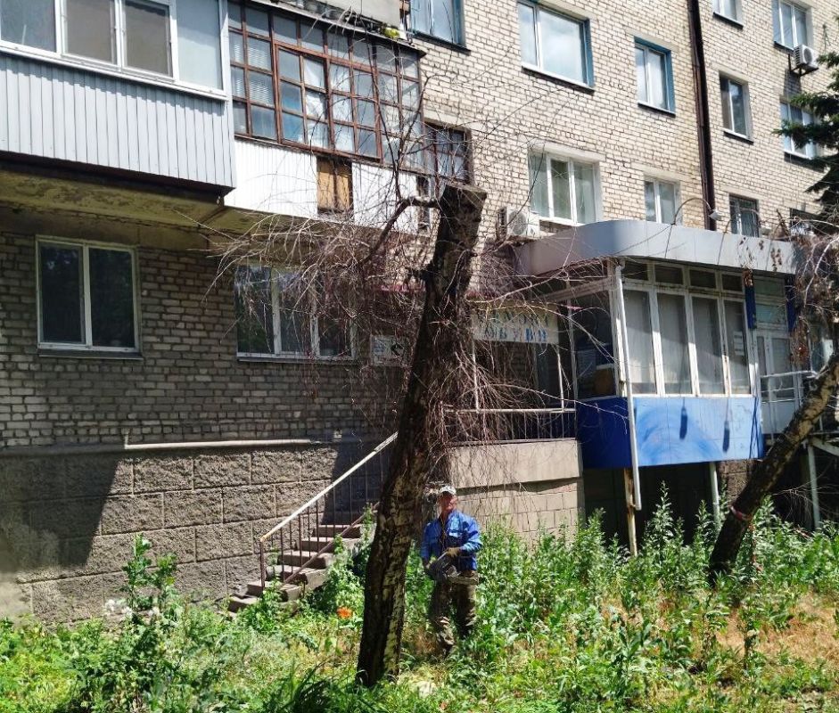 Силами МУП "Антрацитовское зеленое хозяйство" ежедневно выполняются работы по спилу и омоложению зеленых насаждений, покосу травы на газонах, подметанию дорожек и очистке плитки от травы, а также прополке и рыхлению сорняков... Силами МУП "Антрацитовское зеленое хозяйство" ежедневно выполняются работы по спилу и омоложению зеленых насаждений, покосу травы на газонах, подметанию дорожек и очистке плитки от травы, а также прополке и рыхлению сорняков...