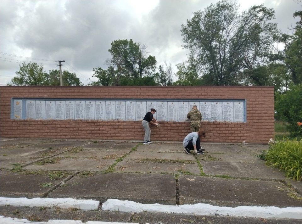 Работники Новороссошанского СДК совместно с представителями Росгвардии провели трогательную и значимую акцию "Помним и чтим" на Братской могиле, посвященную Дню начала Великой Отечественной войны