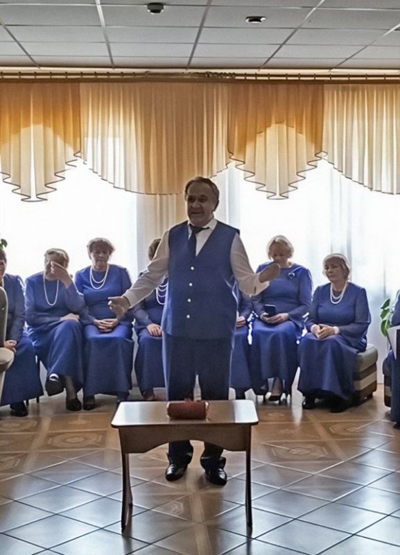 Коллектив из посёлка Новосветловка организовал концерт для жителей уважаемого возраста Коллектив из посёлка Новосветловка организовал концерт для жителей уважаемого возраста