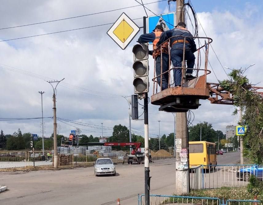 Коммунальные службы проводят работы на территории города Коммунальные службы проводят работы на территории города