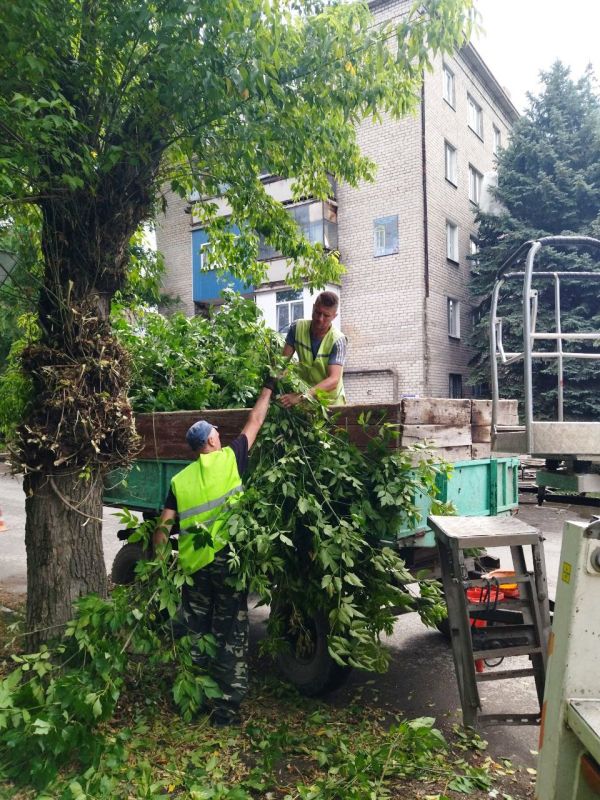 Силами МУП "Антрацитовское зеленое хозяйство" ежедневно выполняются работы по спилу и омоложению зеленых насаждений, покосу травы на газонах, подметанию дорожек и очистке плитки от травы, а также прополке и рыхлению сорняков... Силами МУП "Антрацитовское зеленое хозяйство" ежедневно выполняются работы по спилу и омоложению зеленых насаждений, покосу травы на газонах, подметанию дорожек и очистке плитки от травы, а также прополке и рыхлению сорняков...