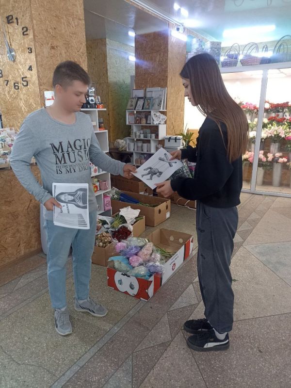 Работники Дворца культуры прошлись по улицам города, проводя акцию "Ударим юмором по сигаретам!" Использование юмора — отличный способ привлечь внимание и донести какую-либо важную информацию Работники Дворца культуры прошлись по улицам города, проводя акцию "Ударим юмором по сигаретам!" Использование юмора — отличный способ привлечь внимание и донести какую-либо важную информацию