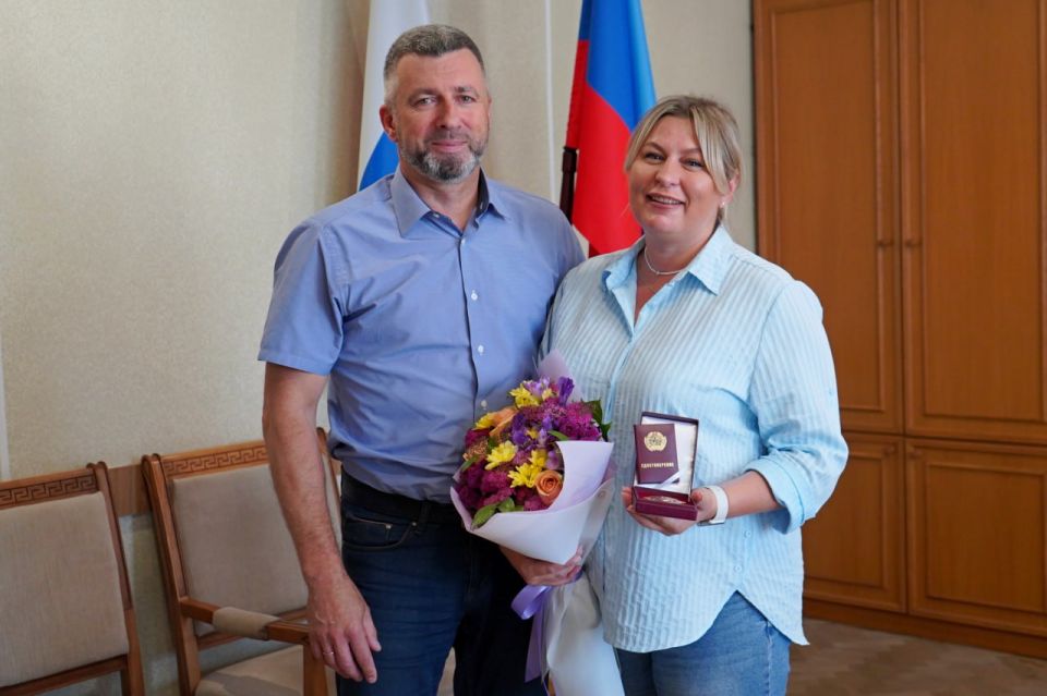 Андрей Сухачев: Для меня было большой честью вручить Евгении Петровой, руководителю арт-резиденции "Каменка" (г.Красноярск), от Главы ЛНР Л.И. Пасечника почетную награду "От благодарного народа ЛНР" Андрей Сухачев: Для меня было большой честью вручить Евгении Петровой, руководителю арт-резиденции "Каменка" (г.Красноярск), от Главы ЛНР Л.И. Пасечника почетную награду "От благодарного народа ЛНР"