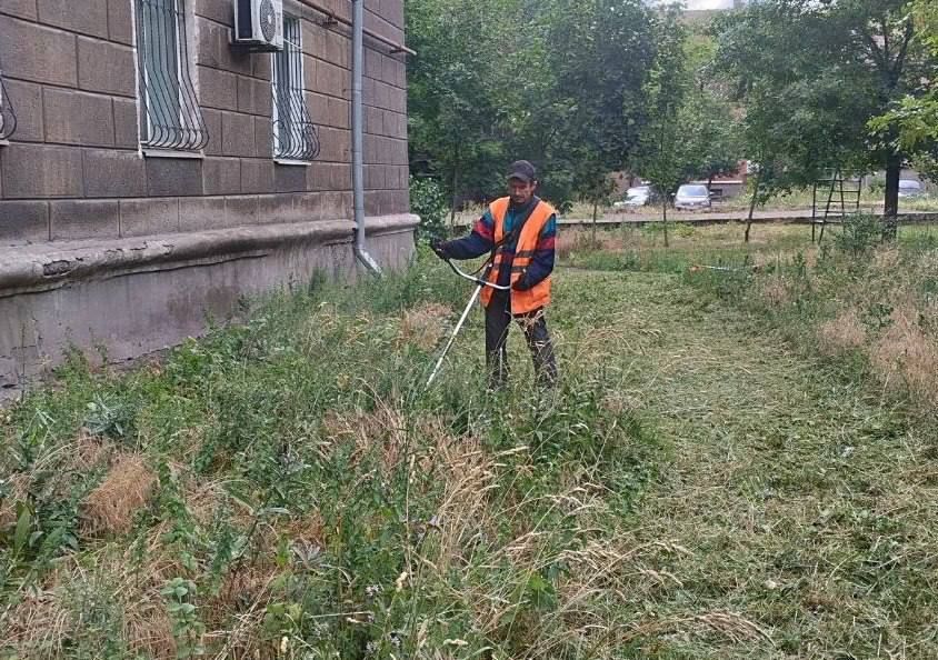 Коммунальные службы проводят работы на территории города Коммунальные службы проводят работы на территории города