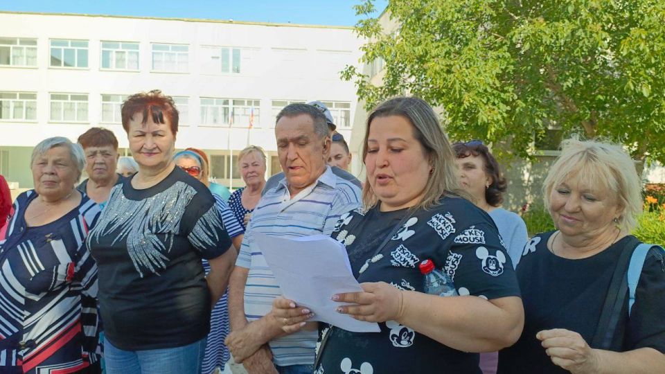 Представители администрации Луганска провели встречу с жителями квартала Героев Сталинграда в рамках проекта «Муниципальный диалог — решаем вместе» Представители администрации Луганска провели встречу с жителями квартала Героев Сталинграда в рамках проекта «Муниципальный диалог — решаем вместе»