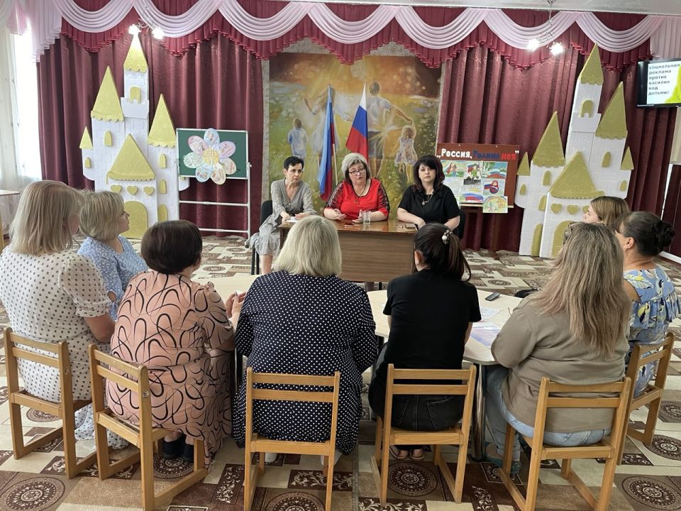 В Ровеньках продолжается обрезка и удаление аварийноопасных зеленых насаждений В Ровеньках продолжается обрезка и удаление аварийноопасных зеленых насаждений