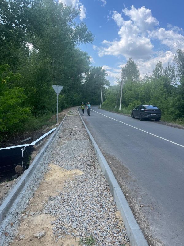 Альберт Зинченко: Волгоградцы завершают оборудование тротуаров около Станично-Луганской ЦРБ Альберт Зинченко: Волгоградцы завершают оборудование тротуаров около Станично-Луганской ЦРБ