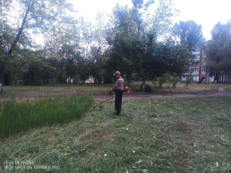 В период с 16 по 18 июня работниками МУП «ПРЕСТИЖ» были выполнены работы по покосу травы вдоль обочин дорог по улицам Кирова, Пушкина, Стаханова, а также в районе детской площадки по улице Ленина В период с 16 по 18 июня работниками МУП «ПРЕСТИЖ» были выполнены работы по покосу травы вдоль обочин дорог по улицам Кирова, Пушкина, Стаханова, а также в районе детской площадки по улице Ленина
